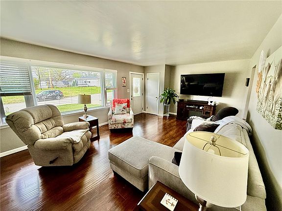 2nd image of 2209 Oaklawn Dr