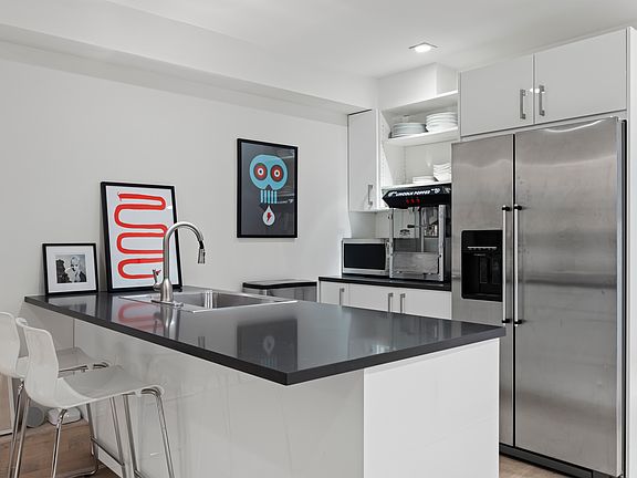 4th image of 134 Manhattan Ave #1