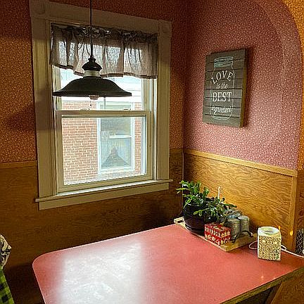 Kitchen table built-in!