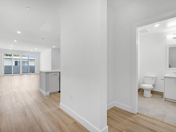3rd image of 1832 S Barrington Ave #304