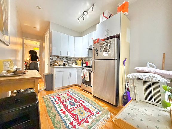 5th image of 669 Halsey St #2B