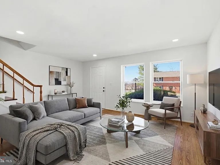 102 N Duke Dr — Photo 5