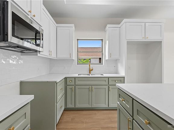 4th image of 215 W Bell Ave