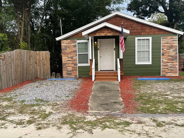 718 Maple Ave — Photo 3