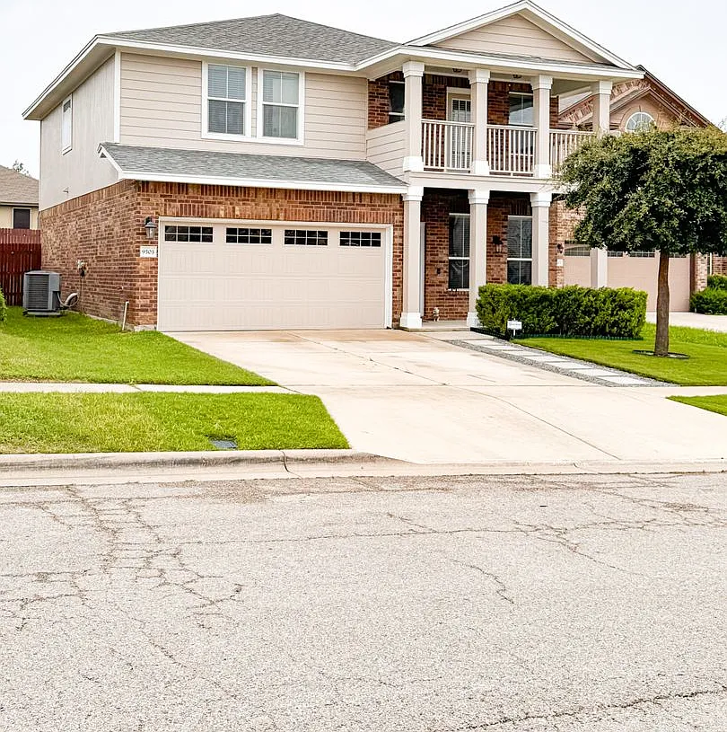 *Pending* Beautiful Home In Yowell Ranch — Photo 2