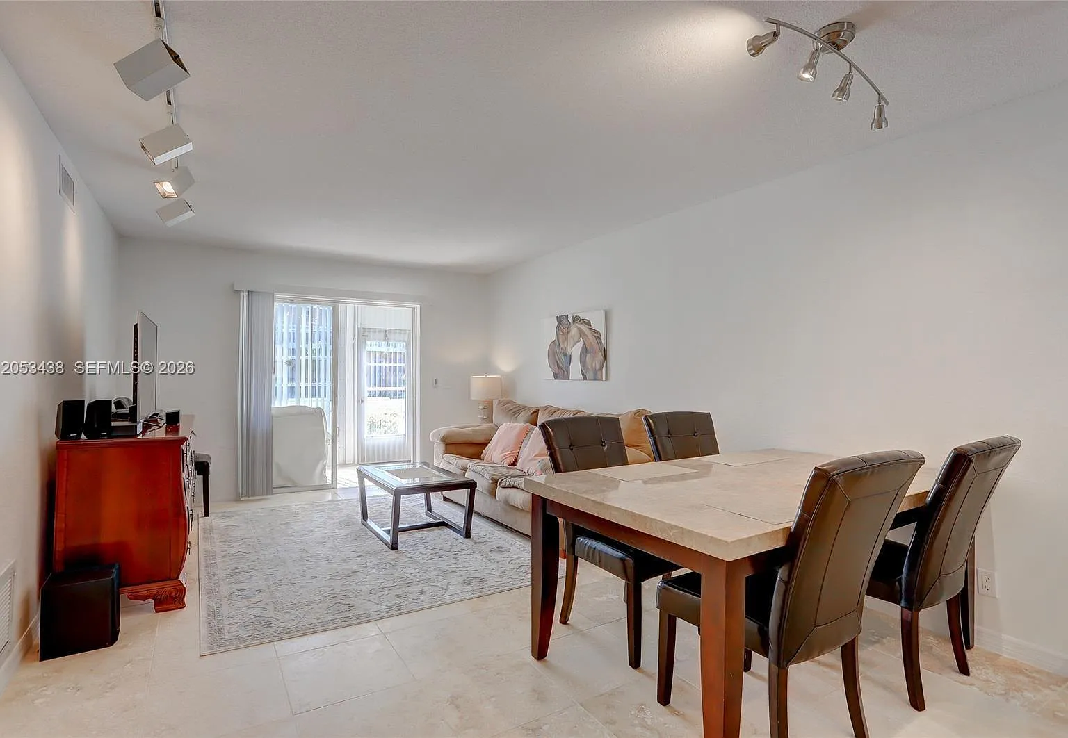 Village Royale Condo 7 — Photo 1