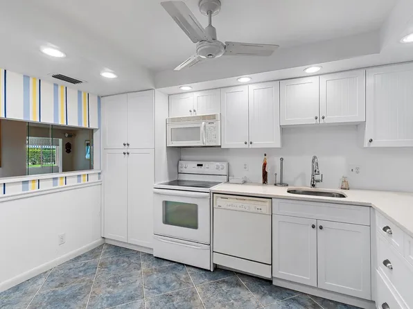 3186 Via Poinciana #111, Lake Worth, FL 33467