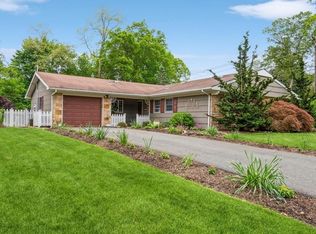 14 Sanford Ln, Stony Brook, NY 11790
