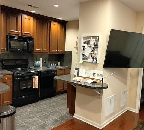 3rd image of 1348 N Cleaver St #B1