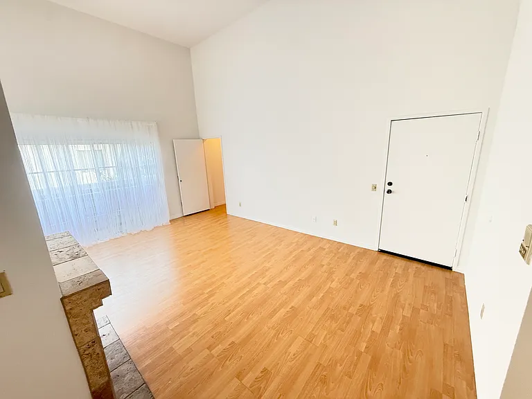 920 N Alfred St #201 — Photo 3