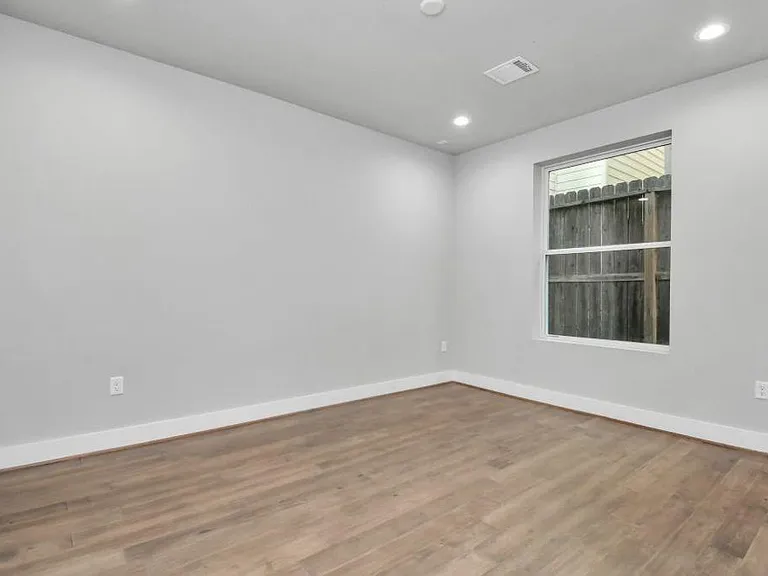 1320 Eberhard St — Photo 8