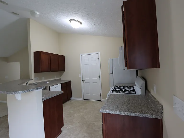 218 Sunset Rd — Photo 2