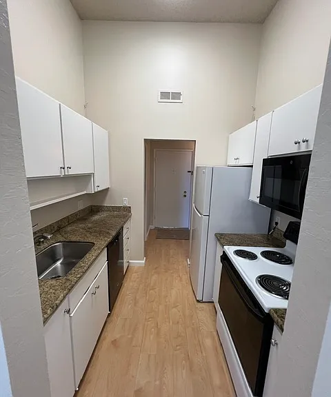 310 N Civic Dr — Photo 15