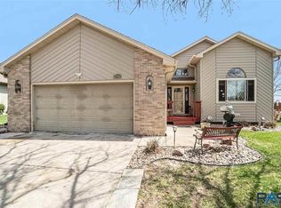 2710 S Avondale Ct, Sioux Falls, SD 57110