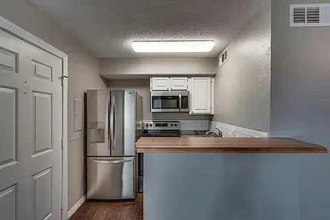 Building Photo - 2310 Bamboo Dr #J302