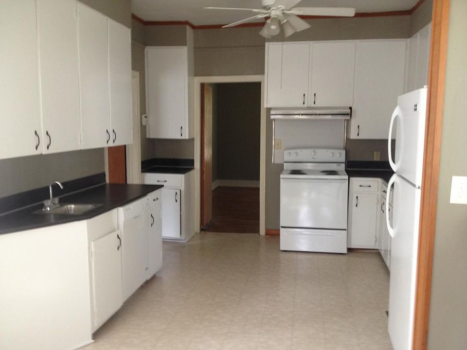 Large kitchen with dine-in space. Formal dining room off ki