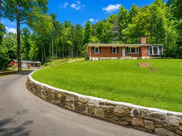 1065 Cain Dr, Vinton, VA 24179