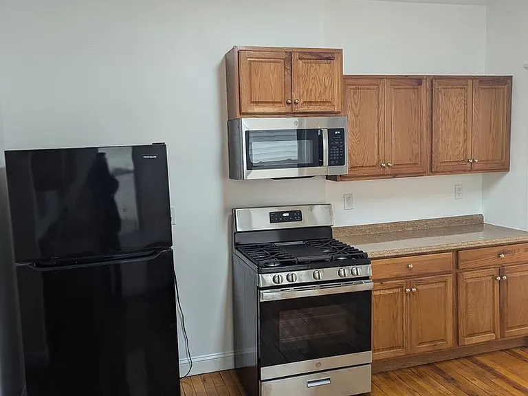 545 Revere St — Photo 2