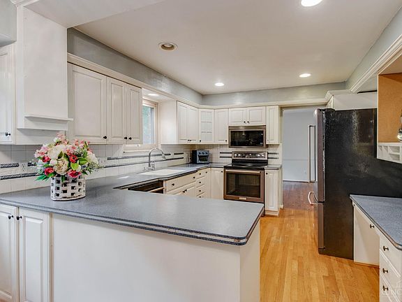 3rd image of 212 Wildwood Ct
