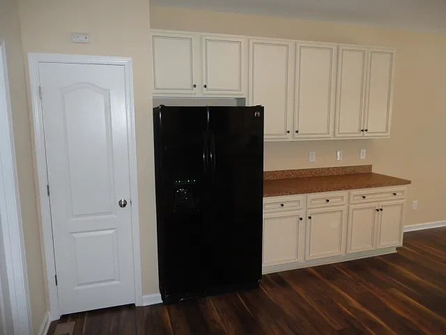 3 bed, 2.0 bath, 1560 sqft, $2,095 — Photo 3