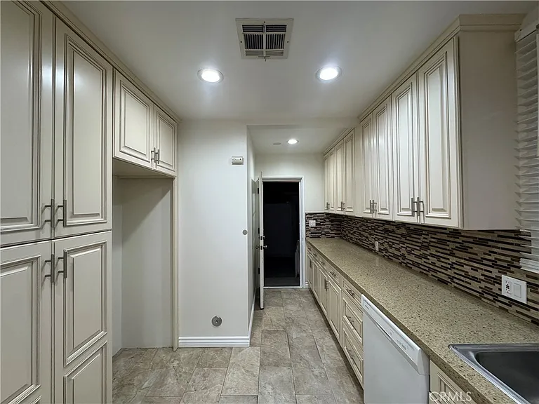 7701 Wilkinson Ave — Photo 10