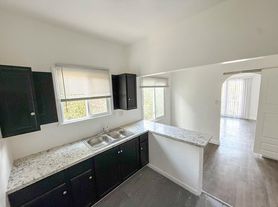 612 - 614 W 57th St, 612 1/2