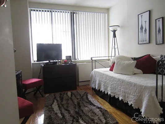 Rented by City Connections Realty | media 9