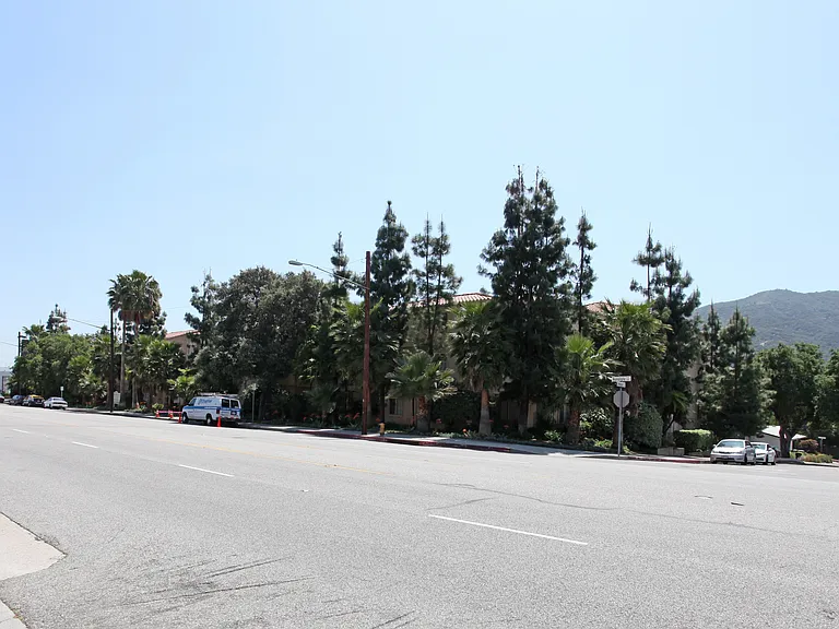 Twin Oaks — Photo 10