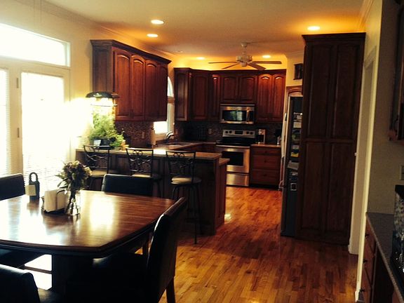 5th image of 250 Spring Valley Dr