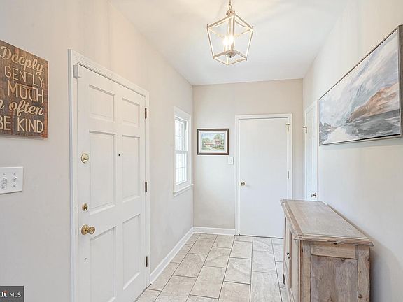 4th image of 8 Brondesbury Dr