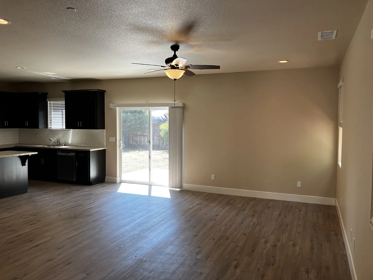 4 bed, 2.0 bath, 2032 sqft, $2,200 — Photo 4
