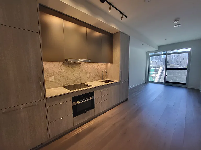 771 Yonge St — Photo 37