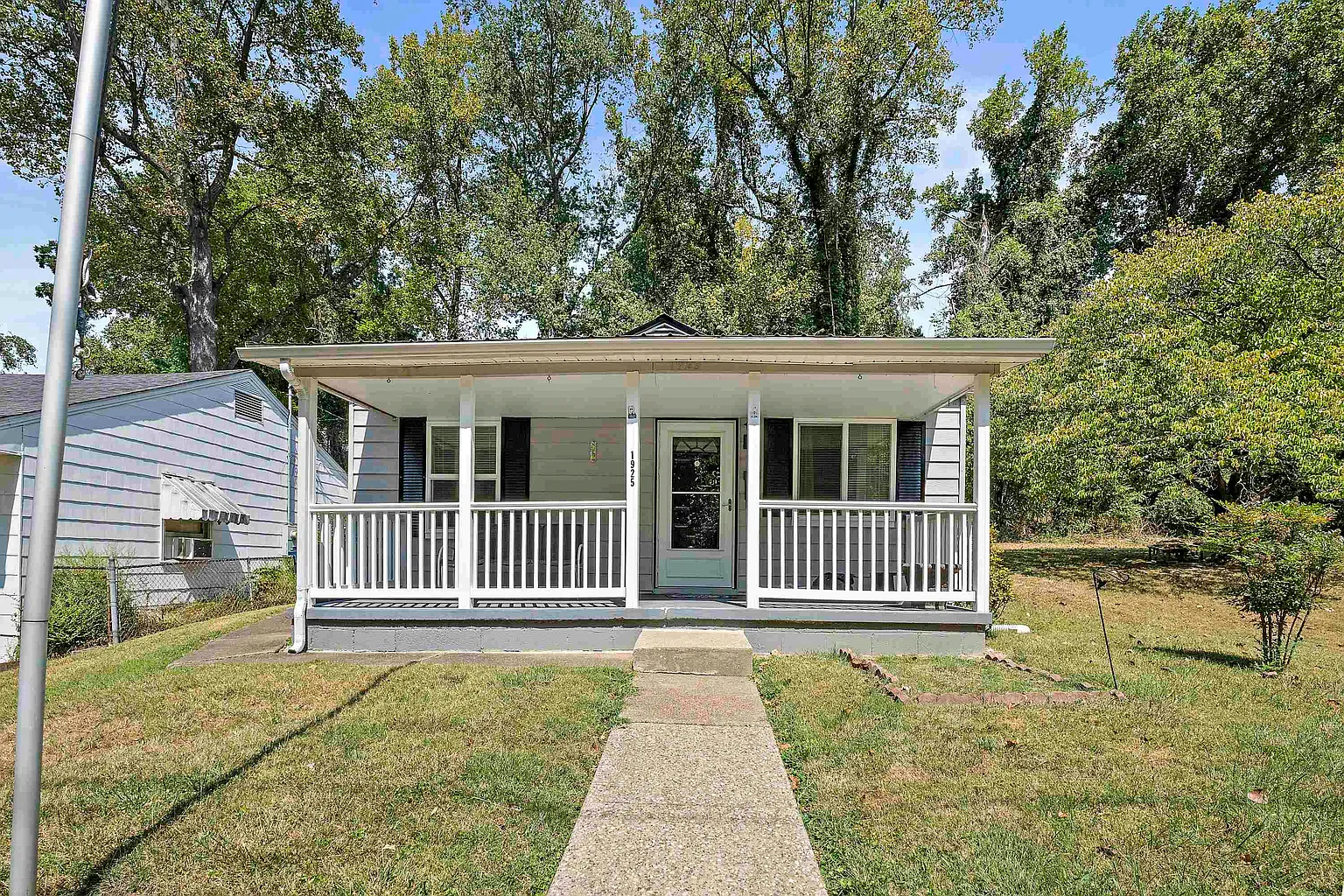 1925 Woodland Ave photo 1