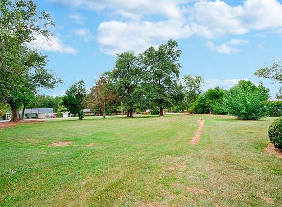 2nd image of 122 Edgewood Dr