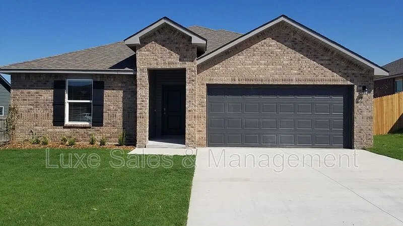 3206 Roman Cir