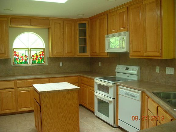 4th image of 831 Pecan St