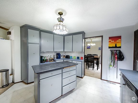 3rd image of 811 Marci Court SE