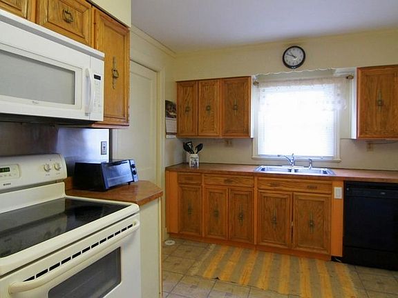 63 Miner Avenue, Waterford, CT - Kitchen