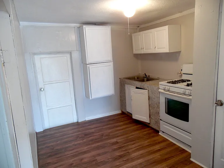 300 E Decatur St — Photo 8