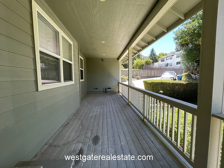786 El Paseo Dr — Photo 3