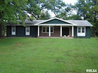 5 David Dr, Carlinville, IL 62626