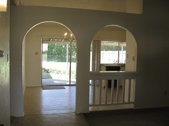 2nd image of 2905 Potomac Dr