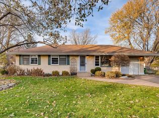 1197 Sandhurst Dr W, Roseville, MN 55113