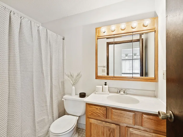 Van Dyke Apartments — Photo 7
