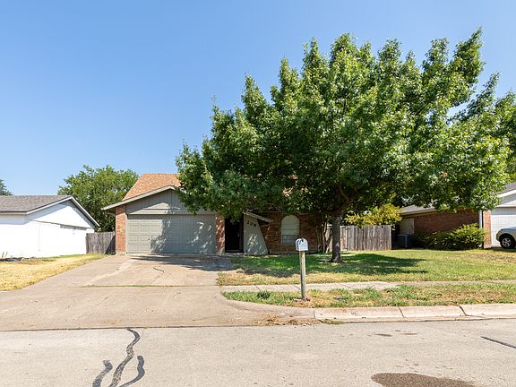 3rd image of 209 Pebblebrook St