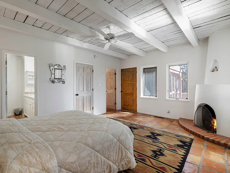 Primary Bedroom / Queen Bed