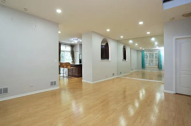 3 bed, 2305 sqft, $3,700 — Photo 4