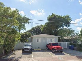 1514 SW 6th St, Miami, FL
