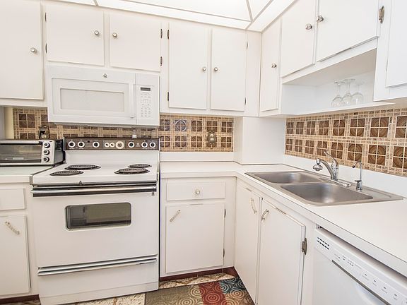 5th image of 320 Seaview Ct APT 1011