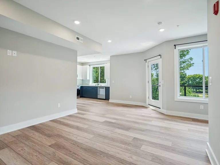 2635 W Jefferson St #201 — Photo 2
